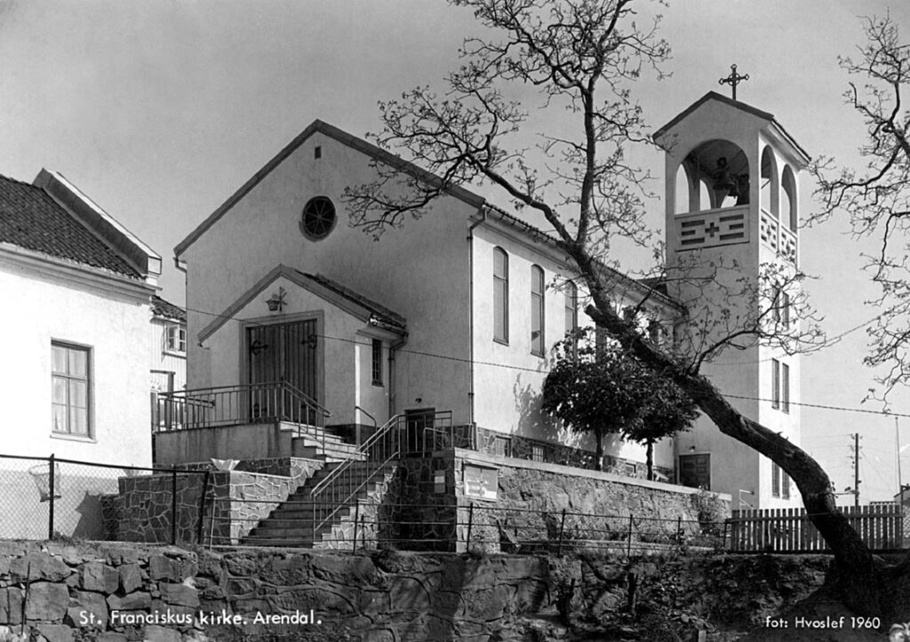 Svart hvitt bilde av stfx kirke på utsiden på 1960