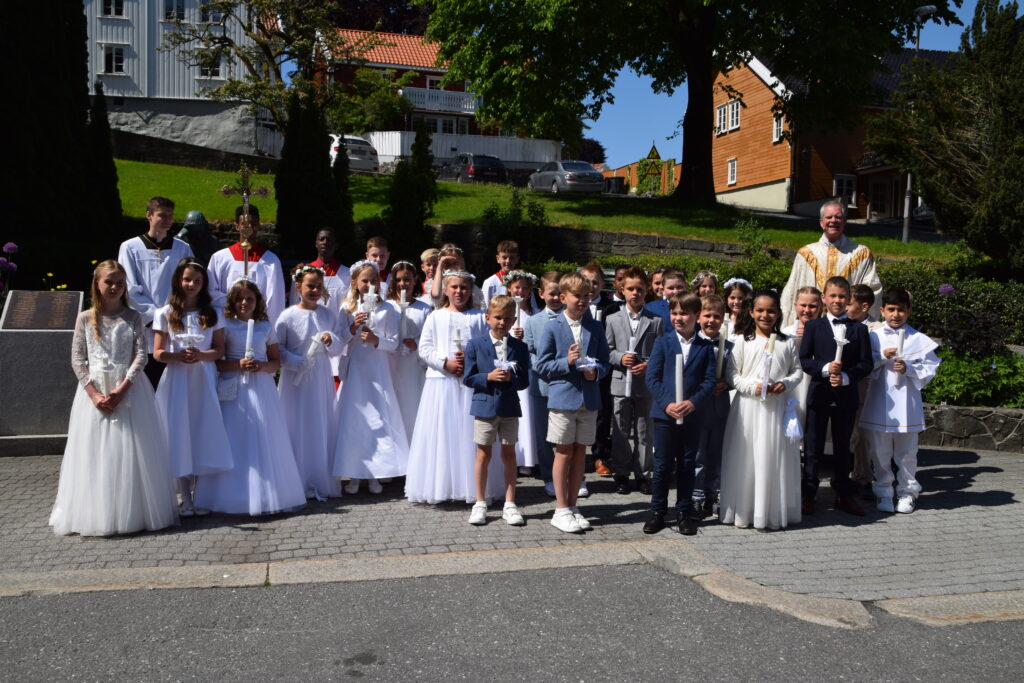 p Sigurd med alle første kommunions barna