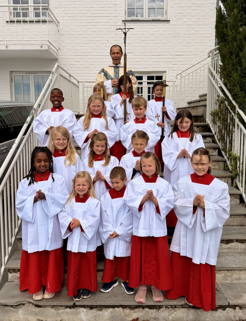 Pater Khiem og ministrantene ønsker alle en riktig god sommer!